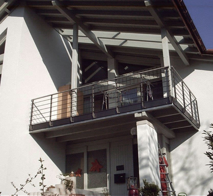 Balkon grau pulverbeschichtet mit Edelstahlhandlauf