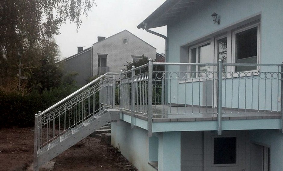 Terrassengländer mit Treppe zum Garten